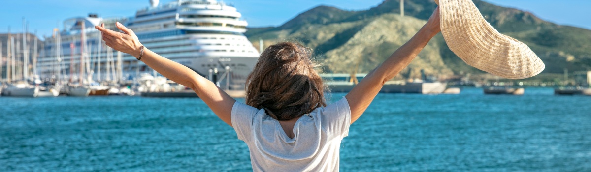 A traveller in front of a cruise ship in port